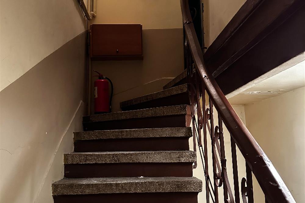 BEYOĞLU İSTİKLAL CADDESİ ARKA SOKAĞINDA 1+1 KİRALIK OFİS KATI