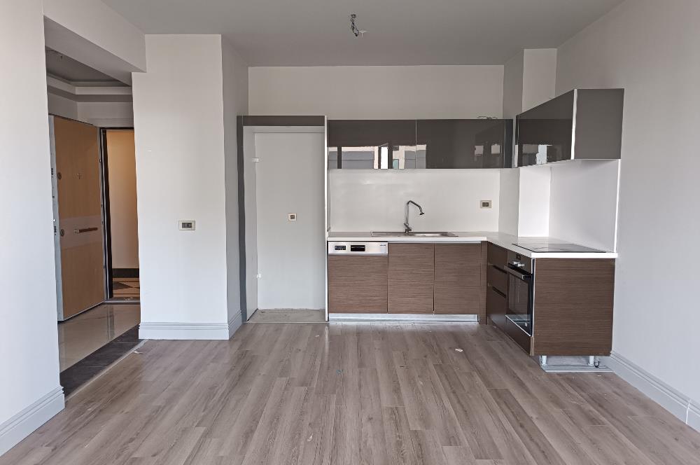 Avenue İstanbul Rezidans'da satılık E 5 cepheli 1+1 daire..