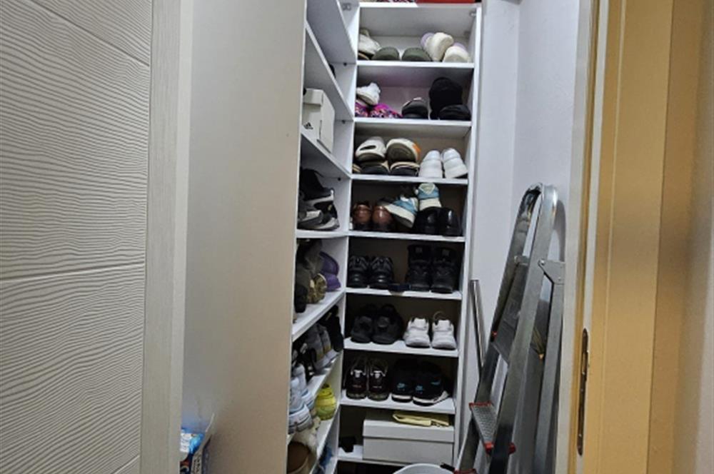 Bostanlı'da Komple Tadilatlı 3+1 Satılık Daire
