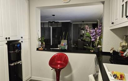 Bostanlı'da Komple Tadilatlı 3+1 Satılık Daire