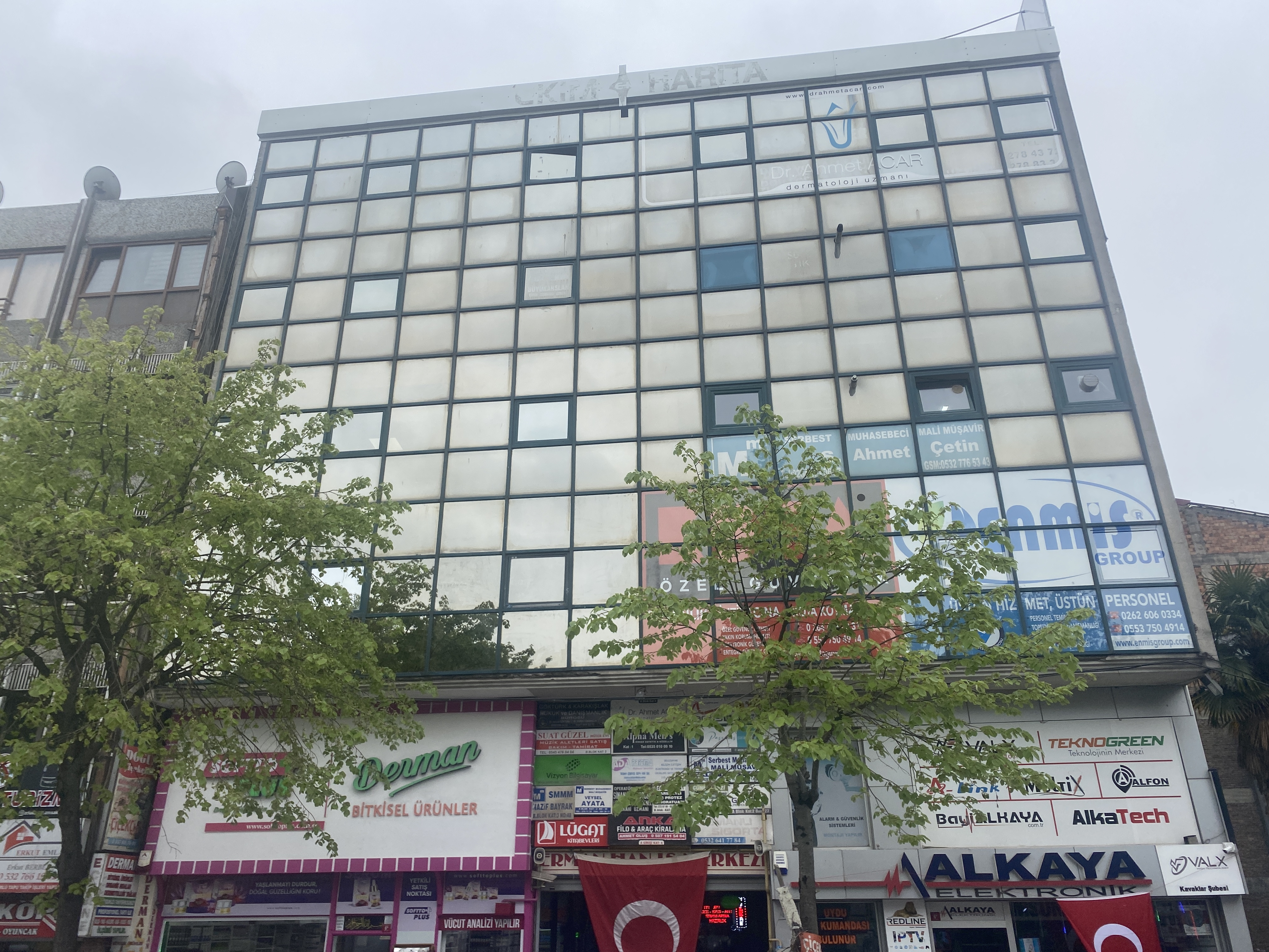 C21 İZ MEHMET ÇAKAR'DAN MERKEZDE KİRALIK BÜYÜK OFİS...