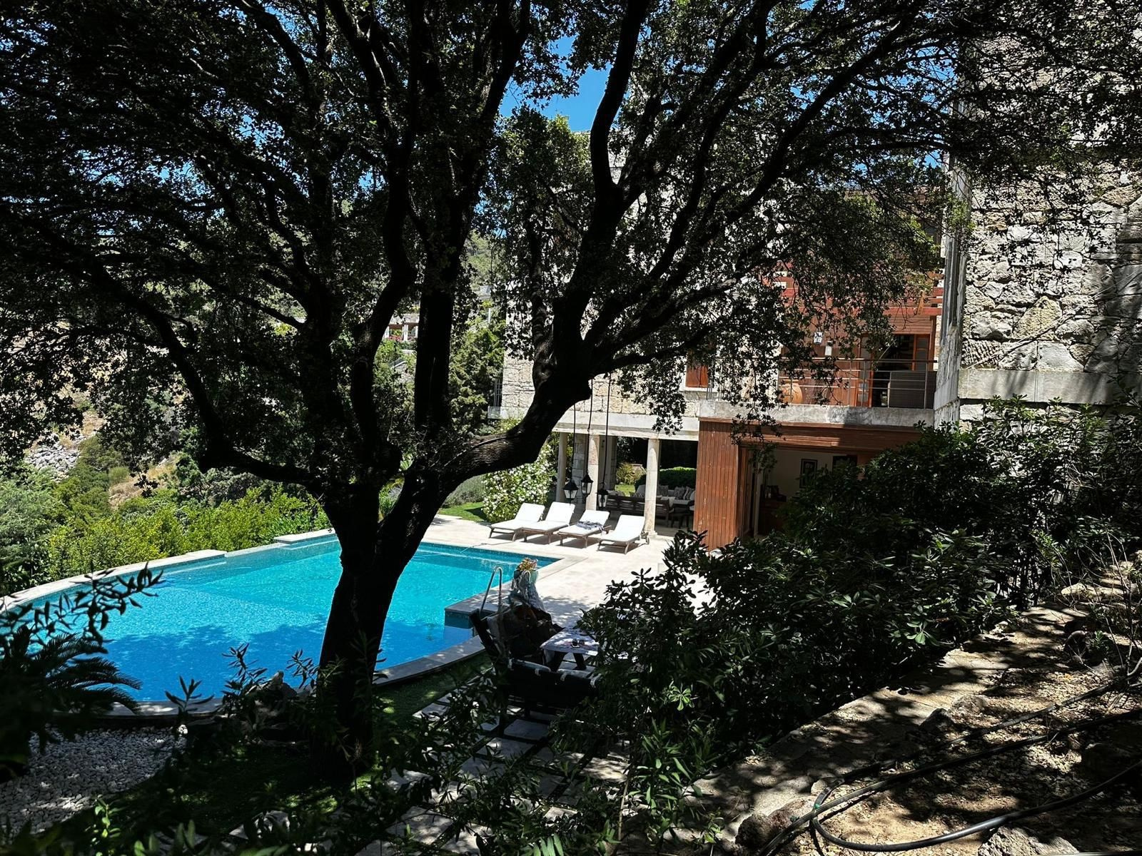 BODRUM YALIKAVAK'TA 5000m2 ARSA İÇERİSİNDE ÖZEL YAPIM TAŞ VİLLA