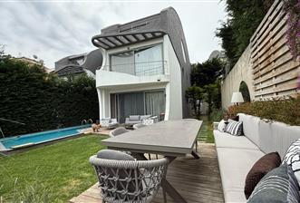 Zekeriyaköy de Site İçinde 5+1 Satılık Tripleks Villa