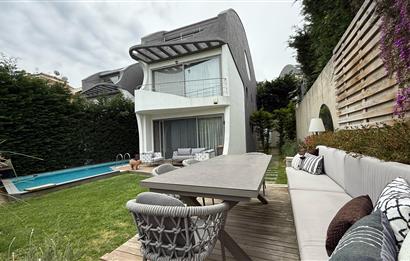 Zekeriyaköy de Site İçinde 5+1 Satılık Tripleks Villa