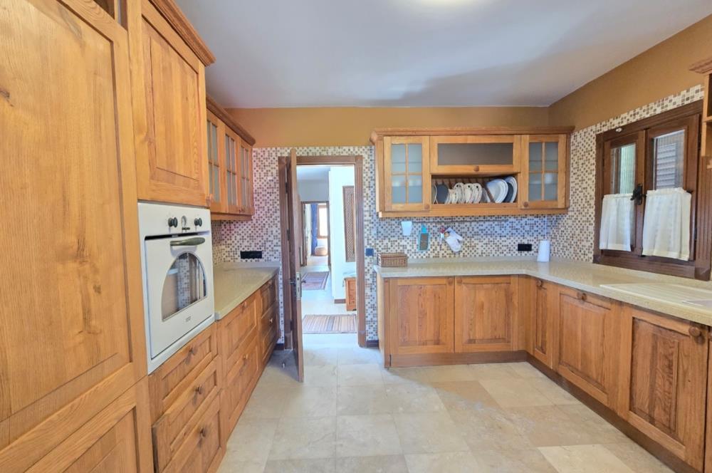 Bodrum Bitez  sezonluk kiralık  5+2 + müştemilatlı kiralik villa