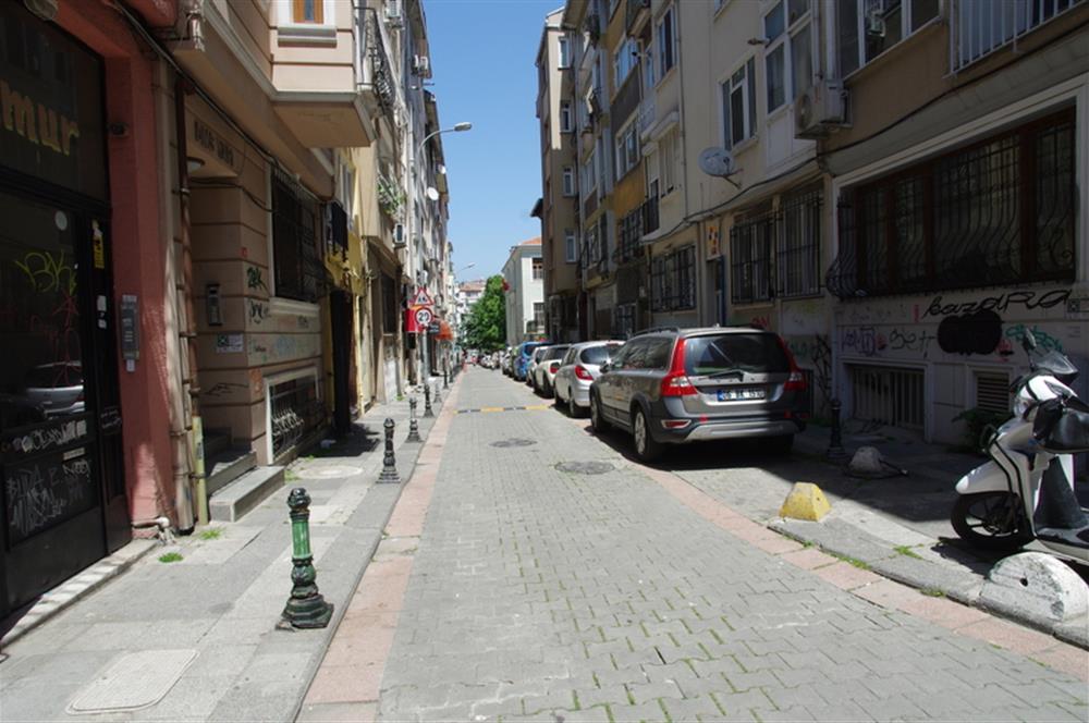 TÜLAY ÖZKÖK'TEN MODA YENİLENMİŞ ARA KAT KİRALIK DAİRE