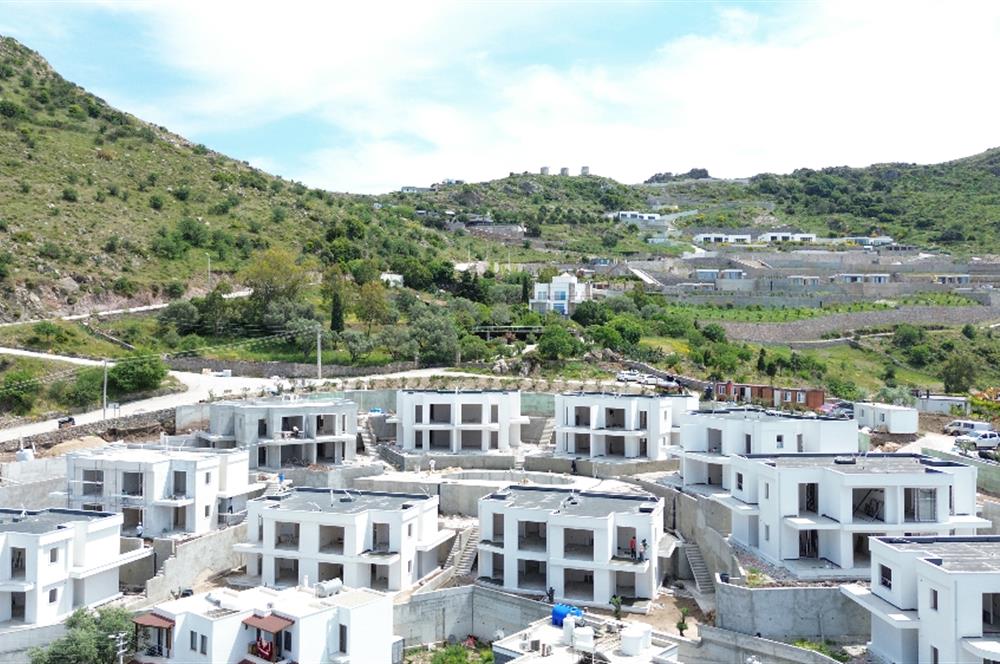 BODRUM TURGUTREİS’TE MUHTEŞEM MANZARALI HAVUZLU SİTEDE PROJEDEN SATILIK DAİRELER