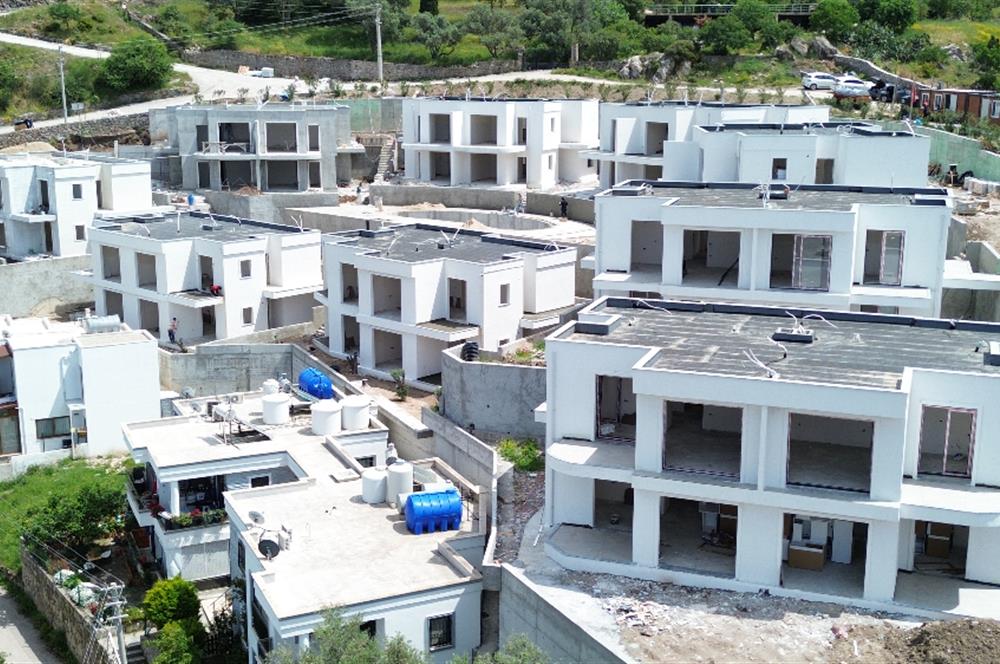 BODRUM TURGUTREİS’TE MUHTEŞEM MANZARALI HAVUZLU SİTEDE PROJEDEN SATILIK DAİRELER