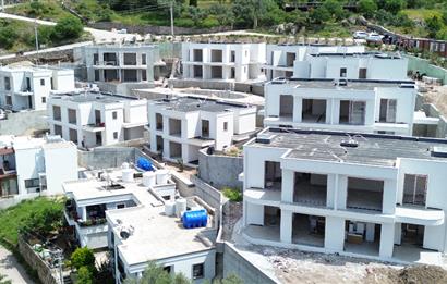 BODRUM TURGUTREİS’TE MUHTEŞEM MANZARALI HAVUZLU SİTEDE PROJEDEN SATILIK DAİRELER