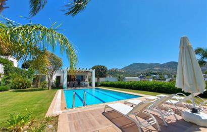 BODRUM YALIKAVAK 1100 M2 BAHÇE İÇERİSİNDE  6+2 YARI OLİMPİK HAVUZLU VİLLA