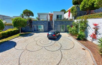 BODRUM YALIKAVAK 1100 M2 BAHÇE İÇERİSİNDE  6+2 YARI OLİMPİK HAVUZLU VİLLA