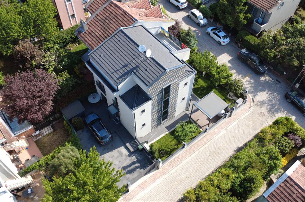 Zekeriyaköy'de lüks dekorasyonlu 5+2 satılık villa