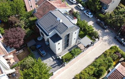 Zekeriyaköy'de lüks dekorasyonlu 5+2 satılık villa