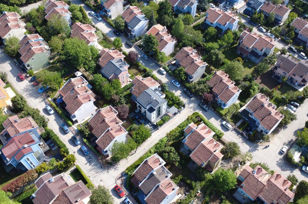 Zekeriyaköy'de lüks dekorasyonlu 5+2 satılık villa