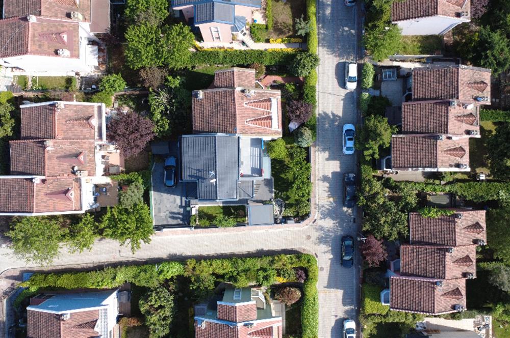 Zekeriyaköy'de lüks dekorasyonlu 5+2 satılık villa