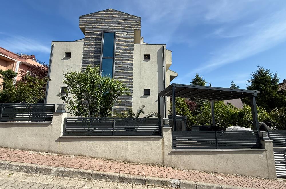 Zekeriyaköy'de lüks dekorasyonlu 5+2 satılık villa