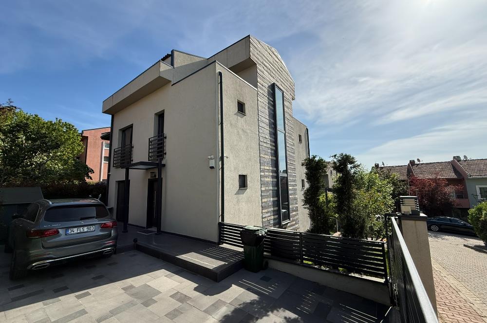 Zekeriyaköy'de lüks dekorasyonlu 5+2 satılık villa