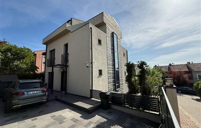 Zekeriyaköy'de lüks dekorasyonlu 5+2 satılık villa