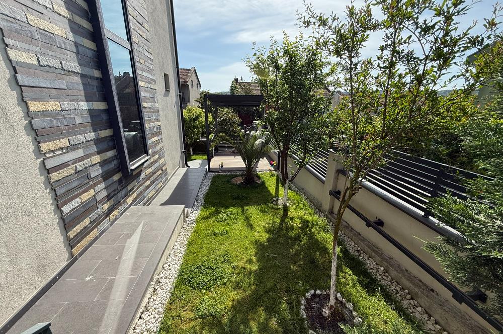 Zekeriyaköy'de lüks dekorasyonlu 5+2 satılık villa