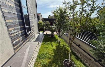 Zekeriyaköy'de lüks dekorasyonlu 5+2 satılık villa