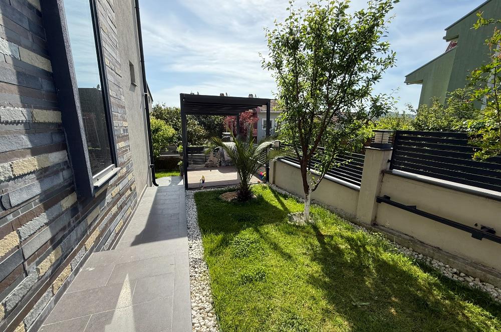 Zekeriyaköy'de lüks dekorasyonlu 5+2 satılık villa