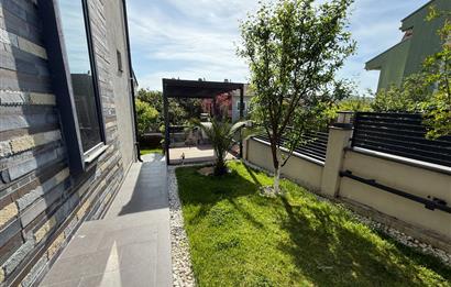 Zekeriyaköy'de lüks dekorasyonlu 5+2 satılık villa
