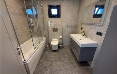 Zekeriyaköy'de lüks dekorasyonlu 5+2 satılık villa