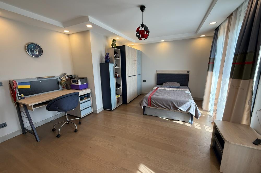 Zekeriyaköy'de lüks dekorasyonlu 5+2 satılık villa