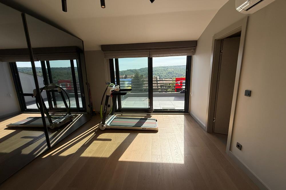 Zekeriyaköy'de lüks dekorasyonlu 5+2 satılık villa