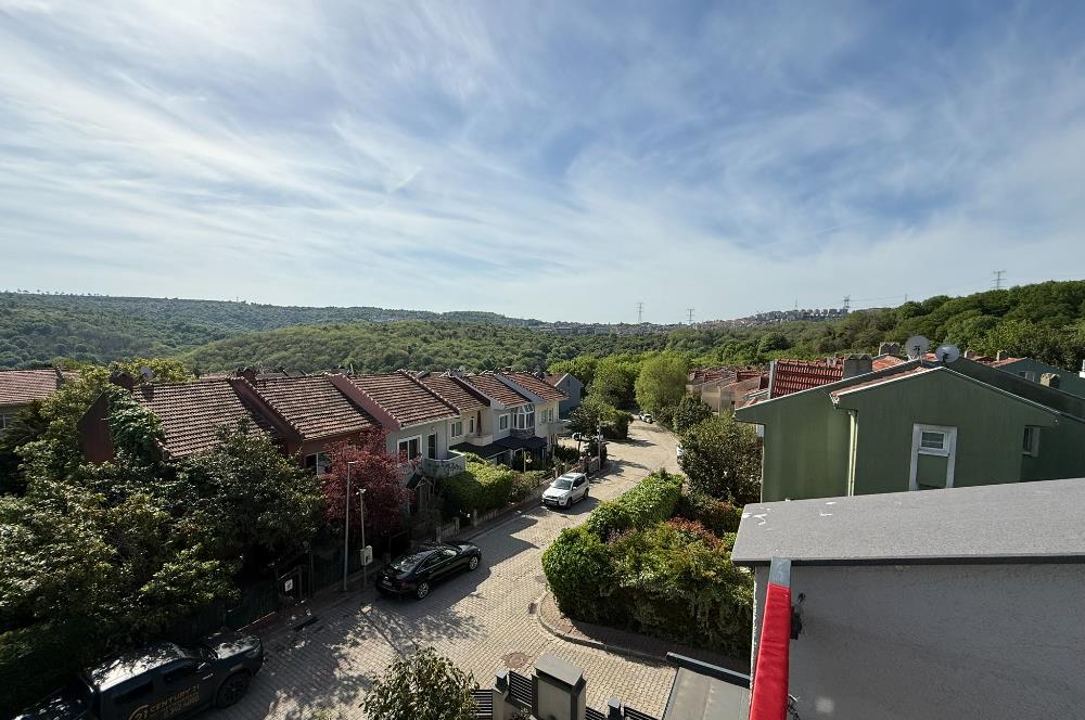 Zekeriyaköy'de lüks dekorasyonlu 5+2 satılık villa