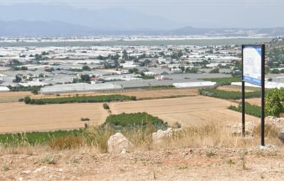 KAŞ YEŞİLKÖY'DE DENİZE 1 KM MESAFEDE ARSA