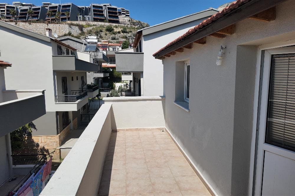 KUŞADASI MERKEZE VE PLAJA YAKIN HAVUZLU SİTEDE SATILIK 5+1 VİLLA