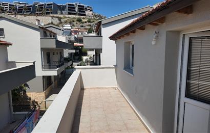 KUŞADASI MERKEZE VE PLAJA YAKIN HAVUZLU SİTEDE SATILIK 5+1 VİLLA