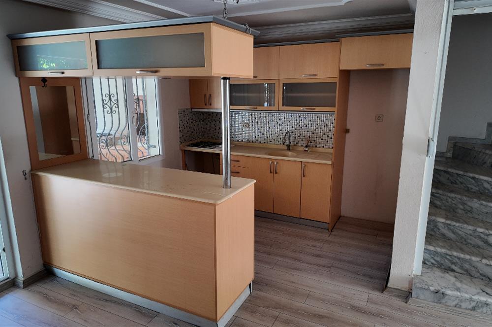 KUŞADASI MERKEZE VE PLAJA YAKIN HAVUZLU SİTEDE SATILIK 5+1 VİLLA