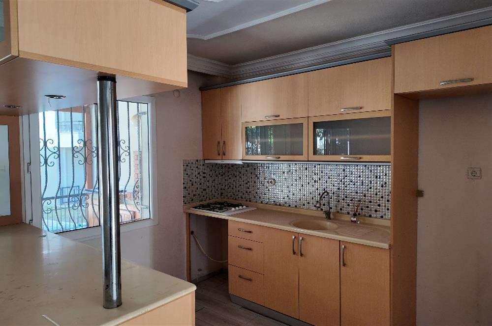 KUŞADASI MERKEZE VE PLAJA YAKIN HAVUZLU SİTEDE SATILIK 5+1 VİLLA
