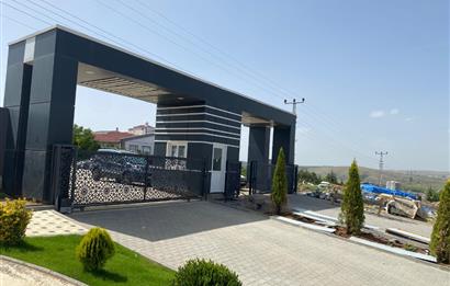 SİTE İÇERİSİNDE 7/24 GÜVENLİK 3+1 MÜSTAKİL ŞÖMİNELİ VİLLA