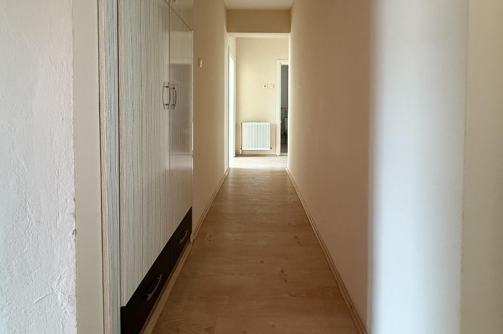 CENTURY 21 BAL GAYRİMENKUL'DEN DEVLET HASTANESİ VE ŞEHİR MERKEZİNE OLDUKÇA YAKIN İÇİ TAMAMEN YENİLENMİŞ,  KAPALI MUTFAKLI  ÇİFT LAVABO ÇİFT BALKONLU GENİŞ FERAH 2+1 