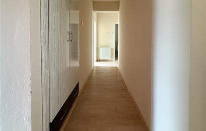 CENTURY 21 BAL GAYRİMENKUL'DEN DEVLET HASTANESİ VE ŞEHİR MERKEZİNE OLDUKÇA YAKIN İÇİ TAMAMEN YENİLENMİŞ,  KAPALI MUTFAKLI  ÇİFT LAVABO ÇİFT BALKONLU GENİŞ FERAH 2+1 