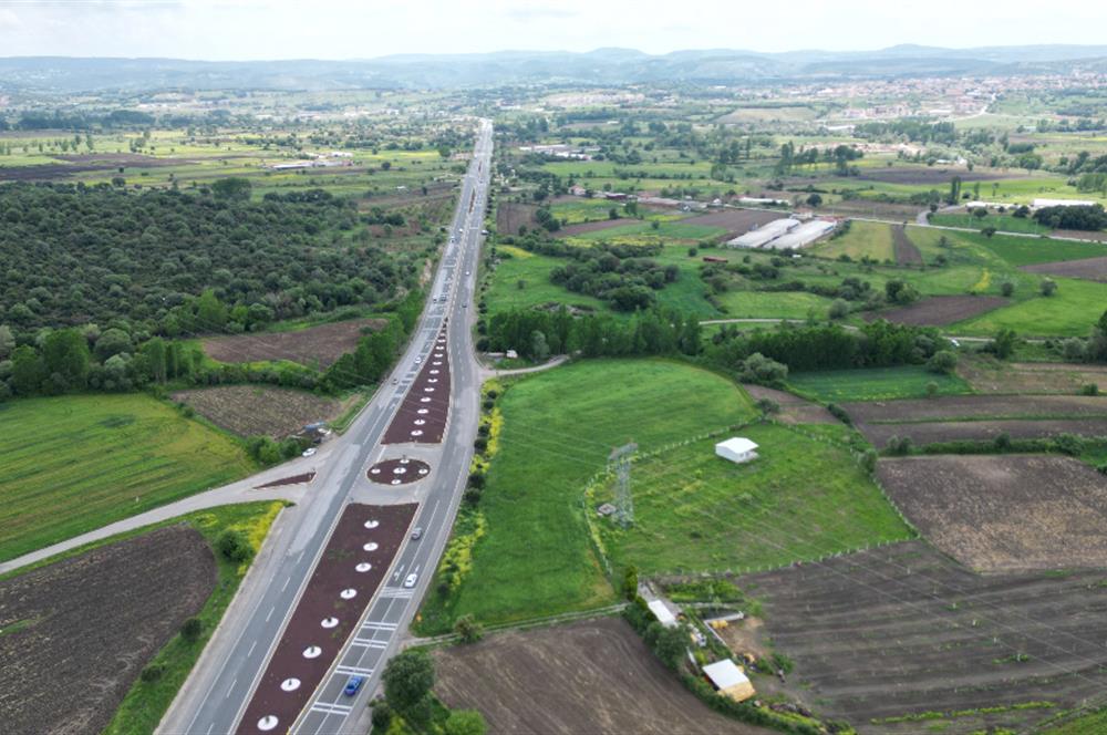 CENTURY 21 BAL'DAN EDREMİT ASFALTINA CEPHE SATILIK TARLA 