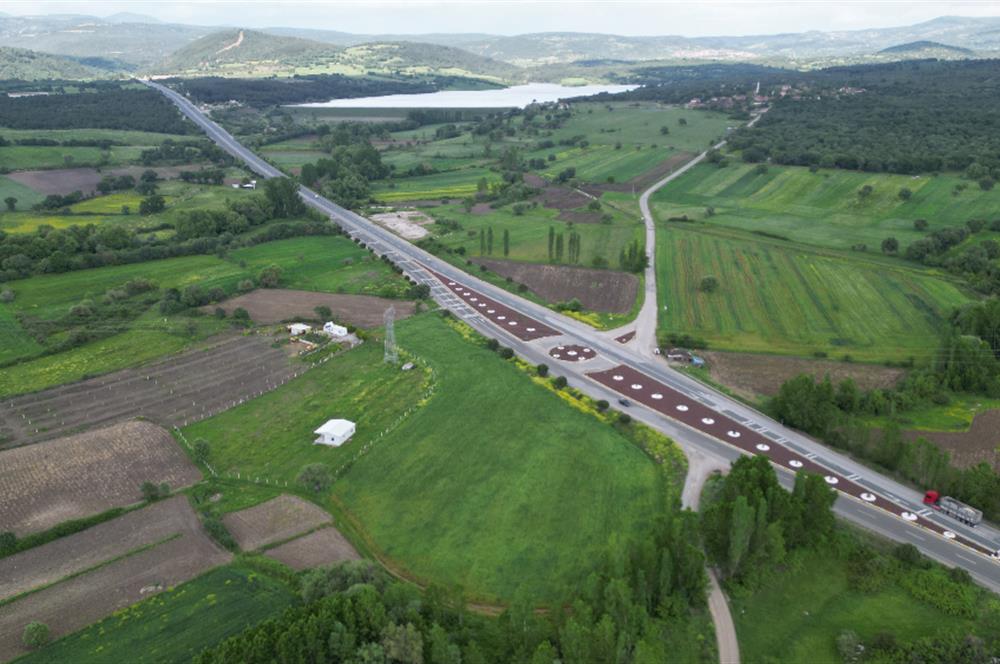 CENTURY 21 BAL'DAN EDREMİT ASFALTINA CEPHE SATILIK TARLA 