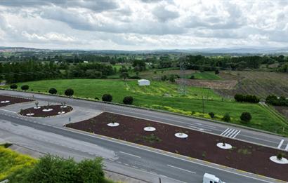 CENTURY 21 BAL'DAN EDREMİT ASFALTINA CEPHE SATILIK TARLA 