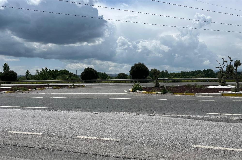 CENTURY 21 BAL'DAN EDREMİT ASFALTINA CEPHE SATILIK TARLA 