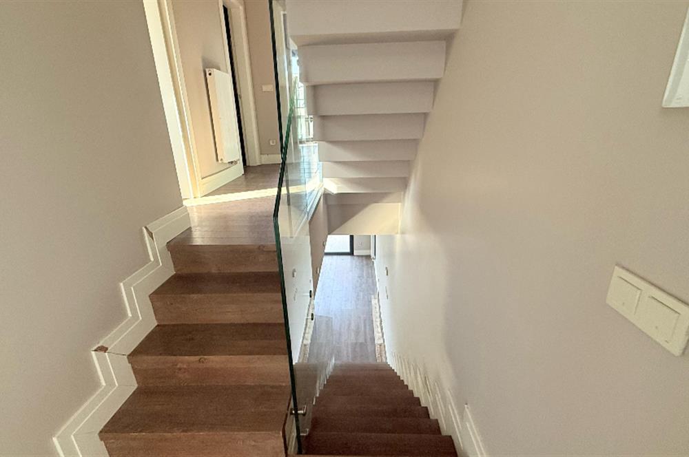 Zekeriyaköy Terrace Hayat Sitesinde Satılık Köşe Tripleks Villa