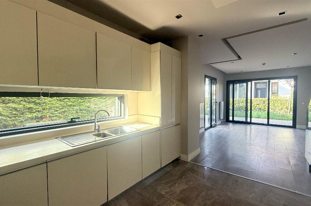 Zekeriyaköy Terrace Hayat Sitesinde Satılık Köşe Tripleks Villa