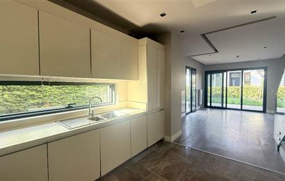 Zekeriyaköy Terrace Hayat Sitesinde Satılık Köşe Tripleks Villa
