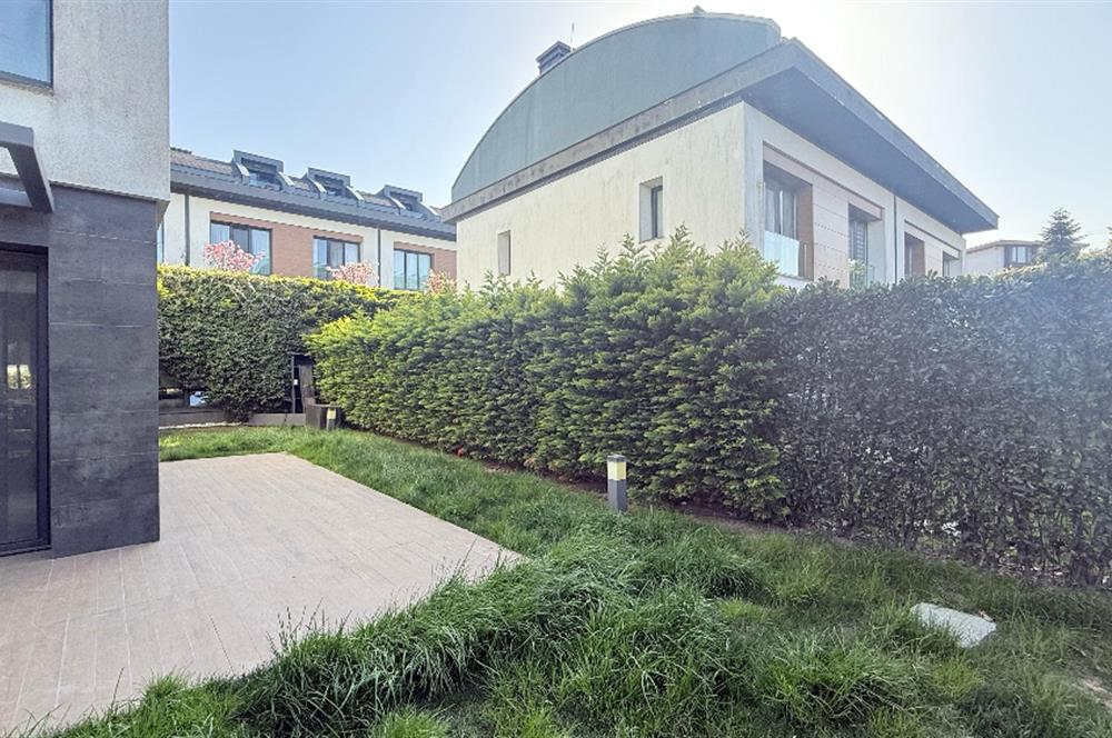 Zekeriyaköy Terrace Hayat Sitesinde Satılık Köşe Tripleks Villa