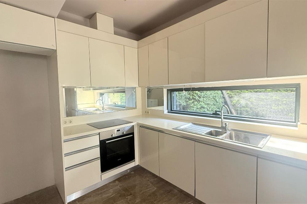 Zekeriyaköy Terrace Hayat Sitesinde Satılık Köşe Tripleks Villa