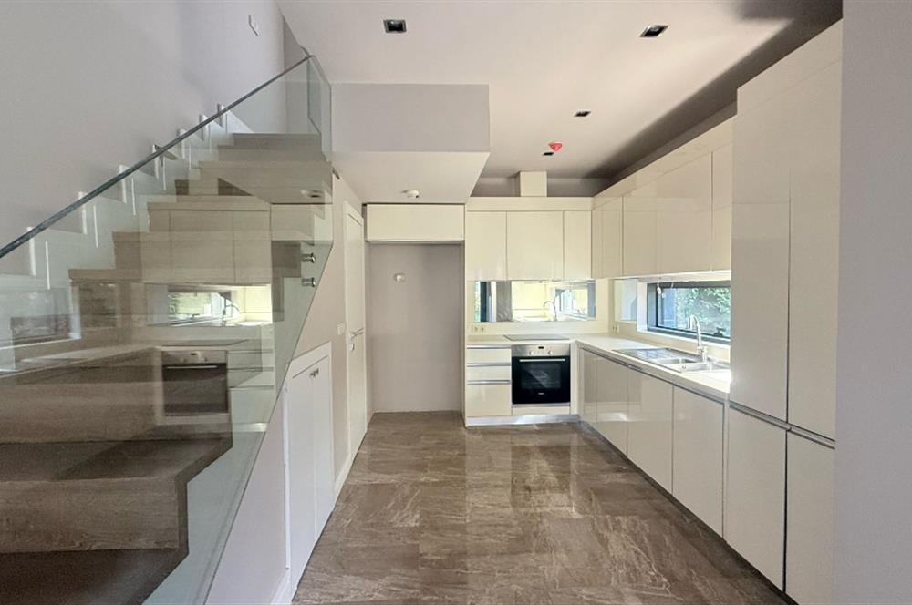 Zekeriyaköy Terrace Hayat Sitesinde Satılık Köşe Tripleks Villa