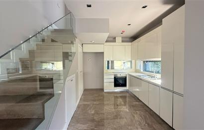 Zekeriyaköy Terrace Hayat Sitesinde Satılık Köşe Tripleks Villa