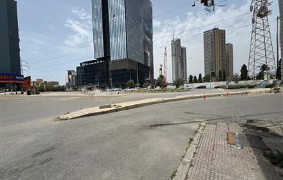 Gıda Çarşısı'nın Kalbinde Yol Cepheli 3 katlı Satılık Dükkan 